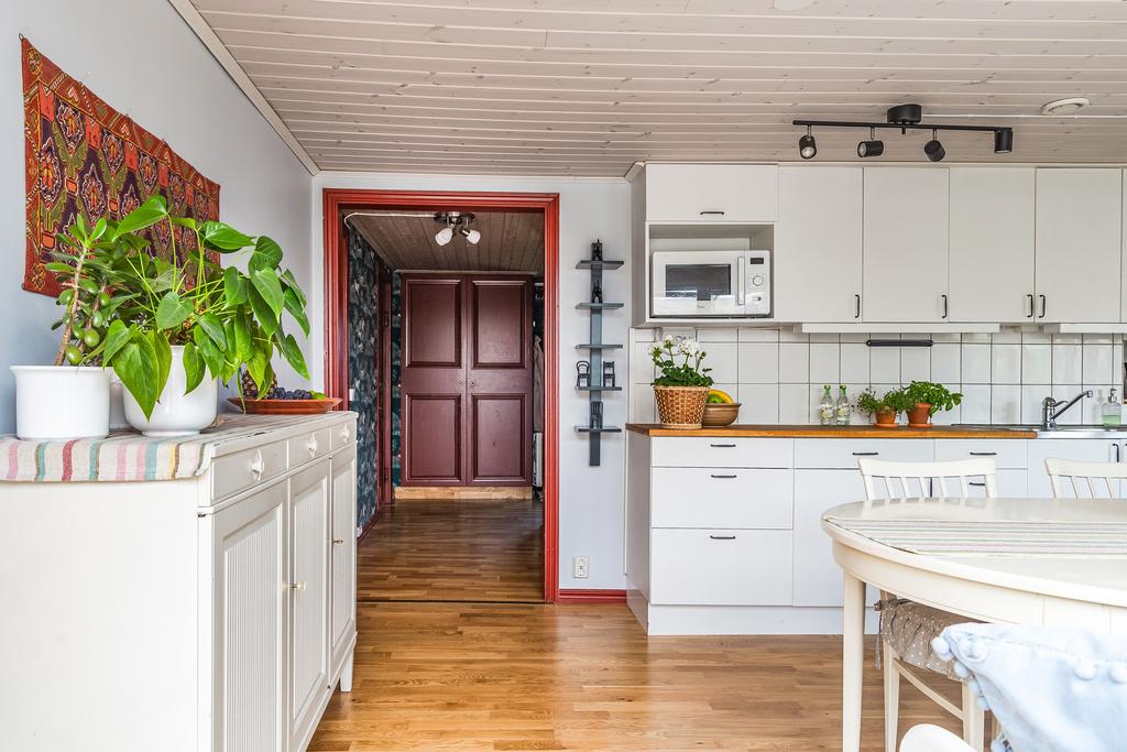 Köket är ljust och har gott om förvaring 