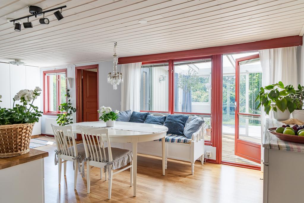 Från köket finns utgång till uterummet med söderläge 