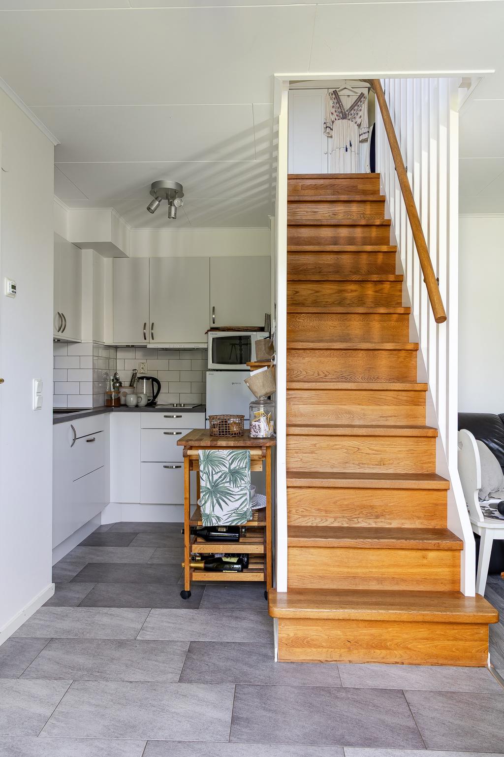 Med separat ingång nås denna del av huset som funkar att hyra ut om så önskas 