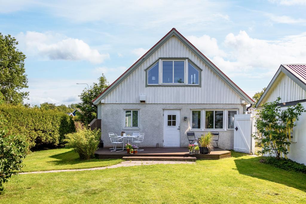 Är ni intresserade av Långrevsvägen 4? Tveka inte på att höra av er eller boka in er på visning 