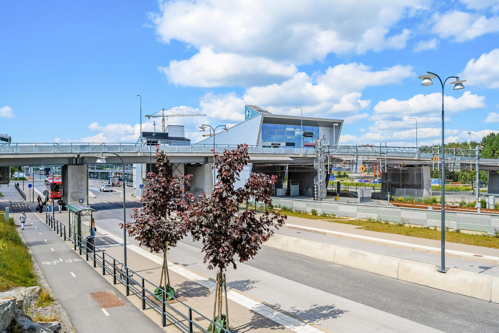 Det går bussar till Barkarby pendeltågsstation och till tunnelbanestation i Vällingby (Gröna linjen)