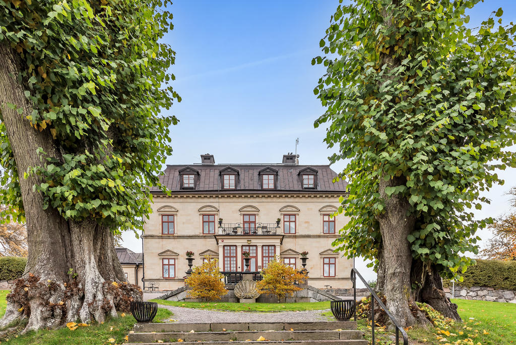 Vackra Görvälns slott i Järfälla kommun med trevliga promenadstråk och omtyckt restaurang
