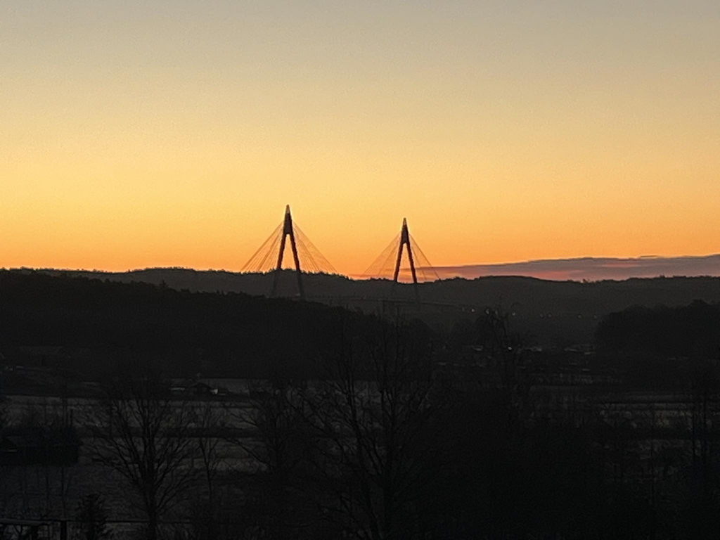 Säljarens egna bild tagen från tomten.