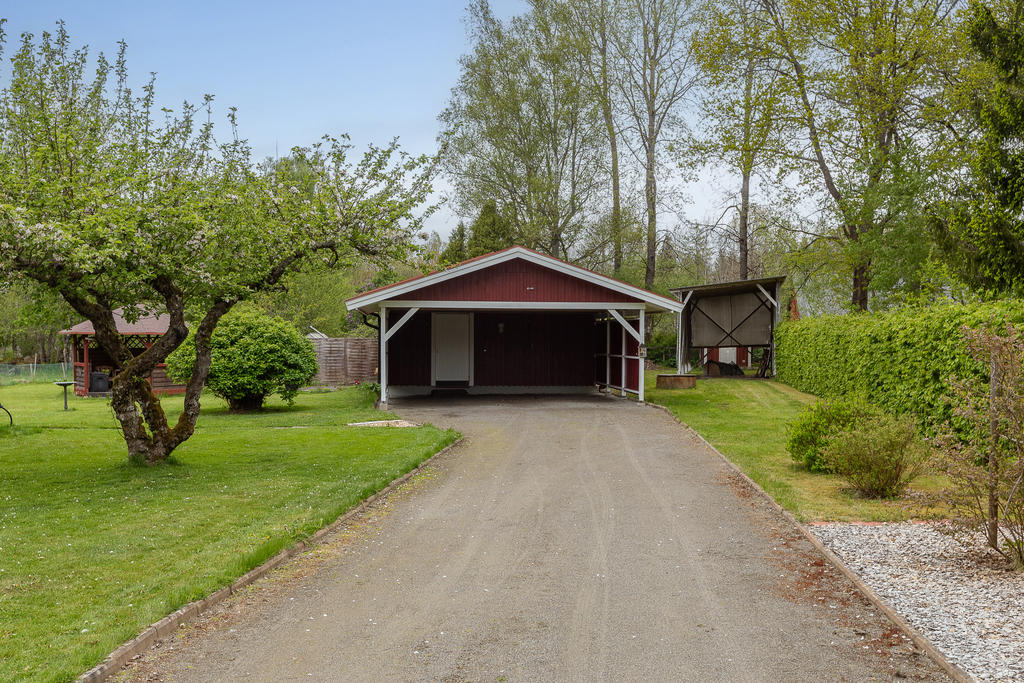 Uppfart, carport och verkstad