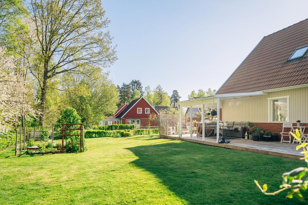 Mysig insynsskyddad trädgård med flera fina uteplatser