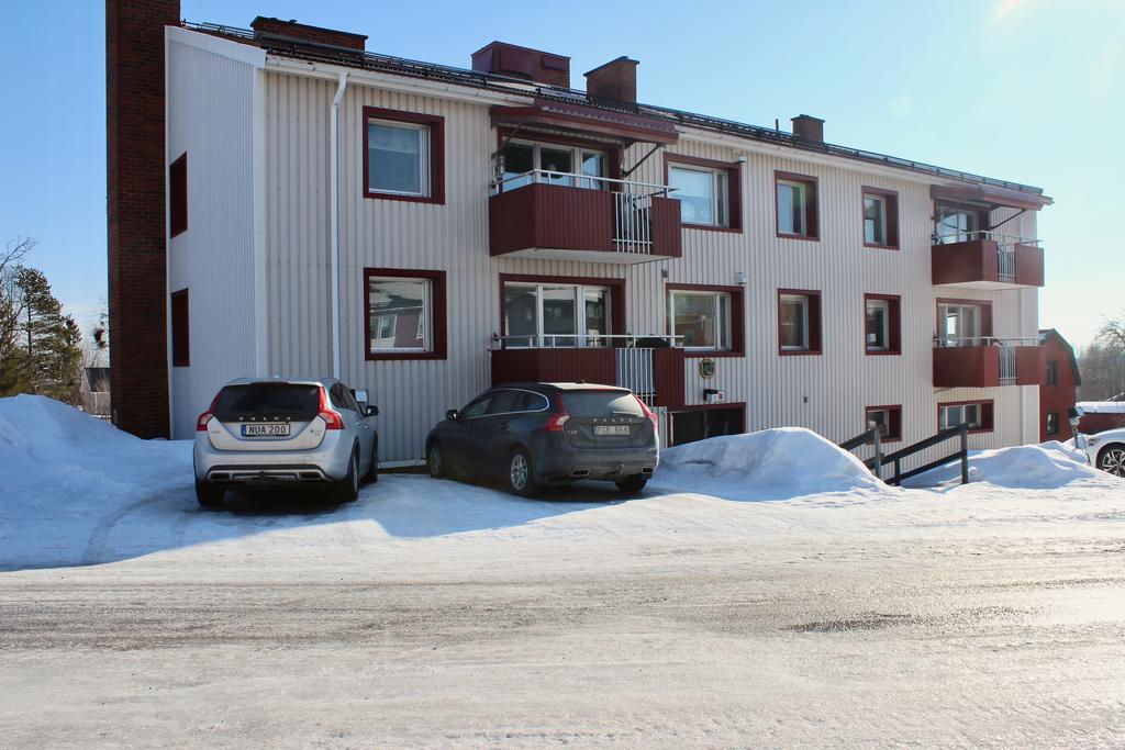 Bilplatsen till vänster är tillhörande