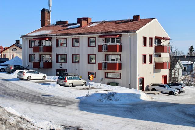 Övre balkongen på gaveln tillhör denna lägenhet