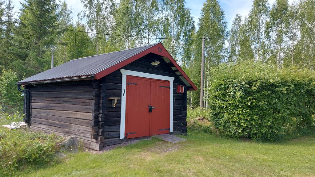 Garagebyggnad utanför tomten, servitut finns. 