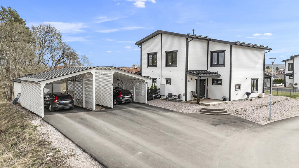 Asfalterad uppfart med carport