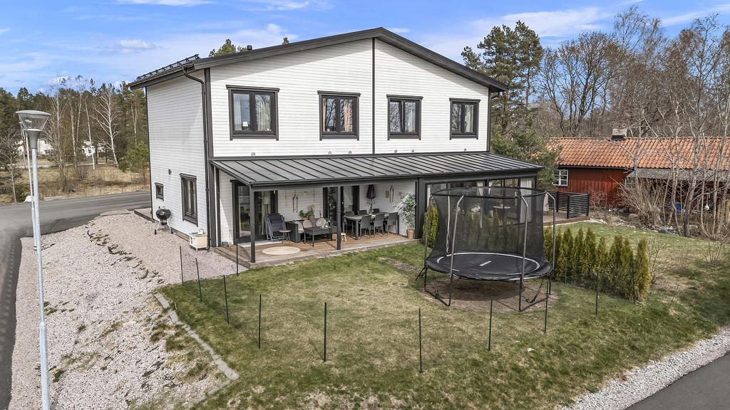 Baksida med trädgårdstomt 