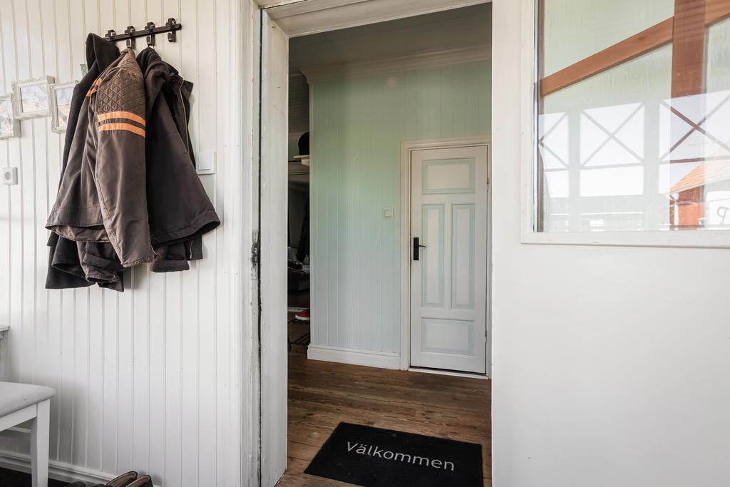 Hall med prakisk veranda att sparka av sig skorna, men ändå under tak och med gammal bevarad charm