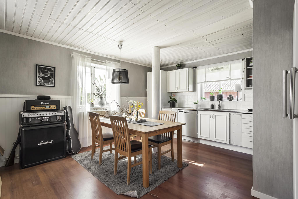 Köket i huset på gården kan ge både inkomst och plats för gästerna som vill sköta sig själva