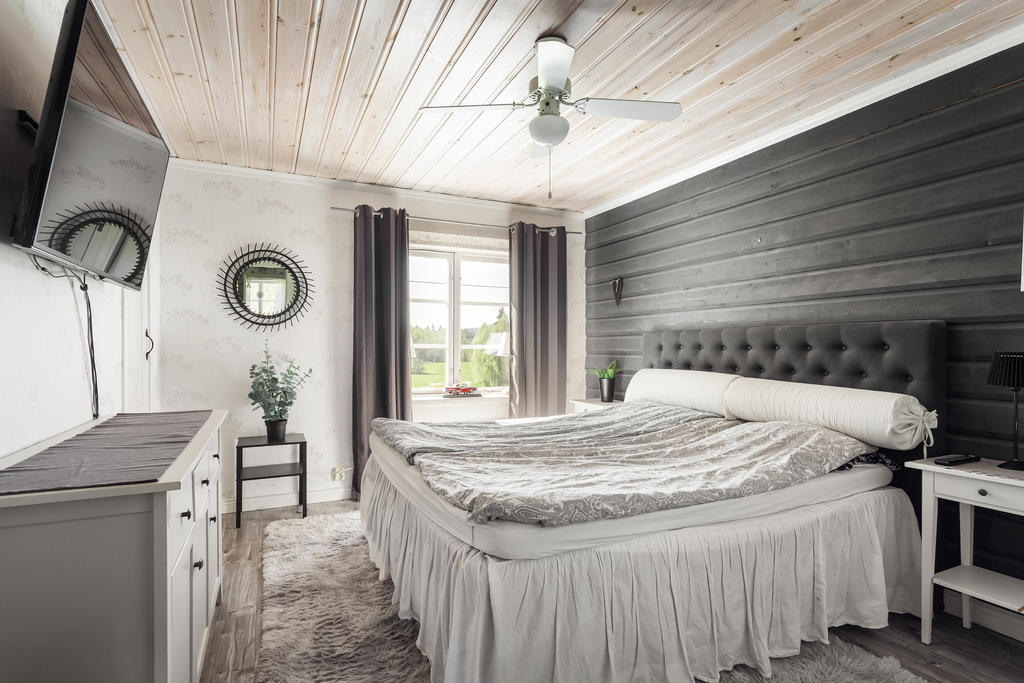 Rymligt master bedroom med vy över åkrarna