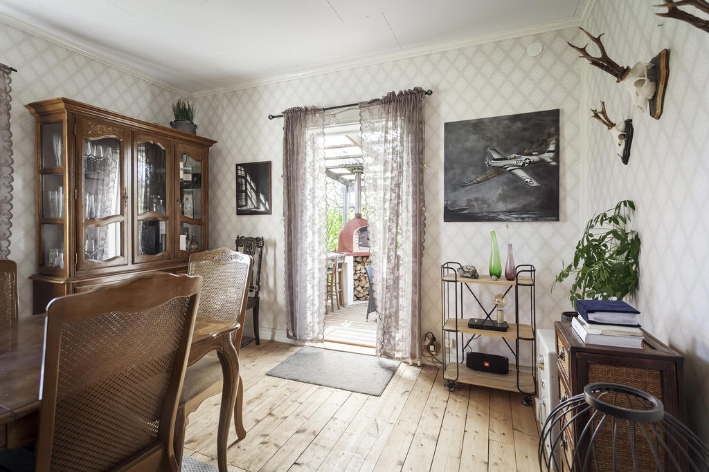 Fina bevarade brädgolv, stor altan med utgång från matrummet