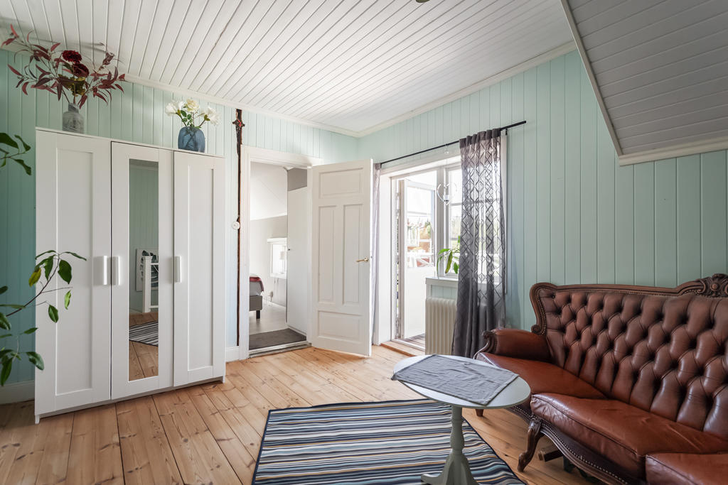 Möblerbar hall och utgång till balkong