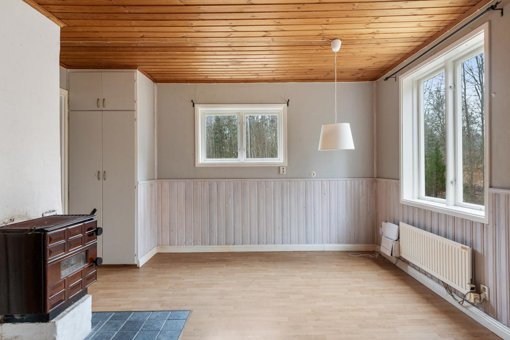 Köket har en kamin installerad.