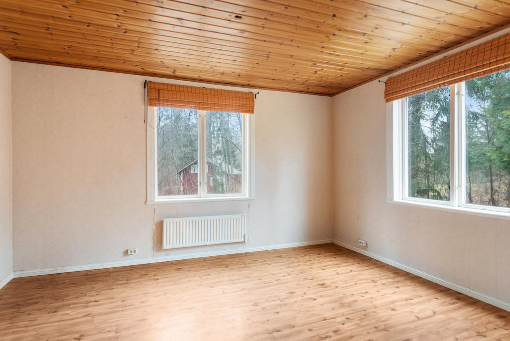 Vardagsrummet med ljusinsläpp från två håll.