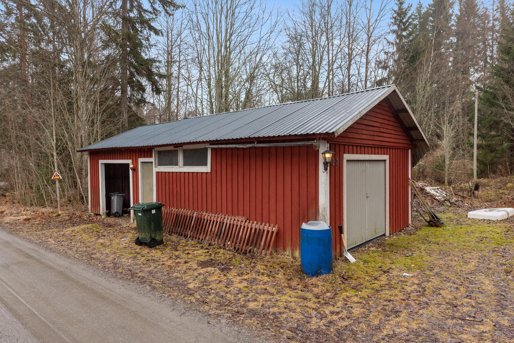 Tillhörande garage med vidbyggd carport. 