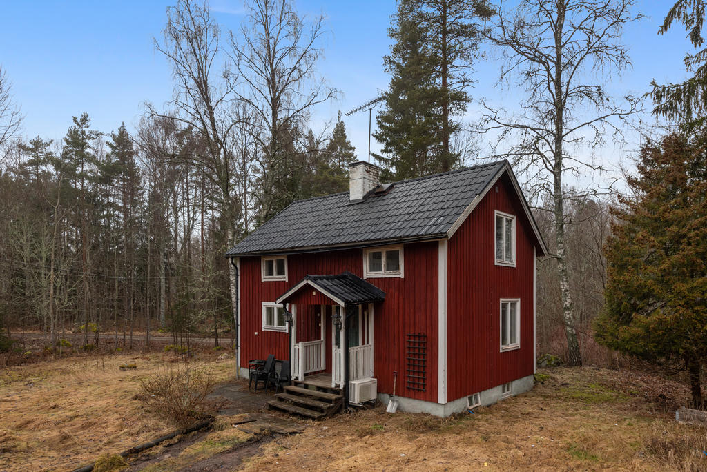 1 ½ plans hus med källare. 