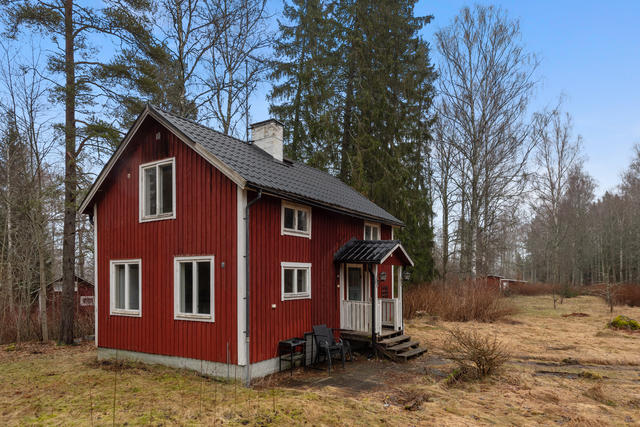 Rött hus med vita knutar som är i behov av kärlek.