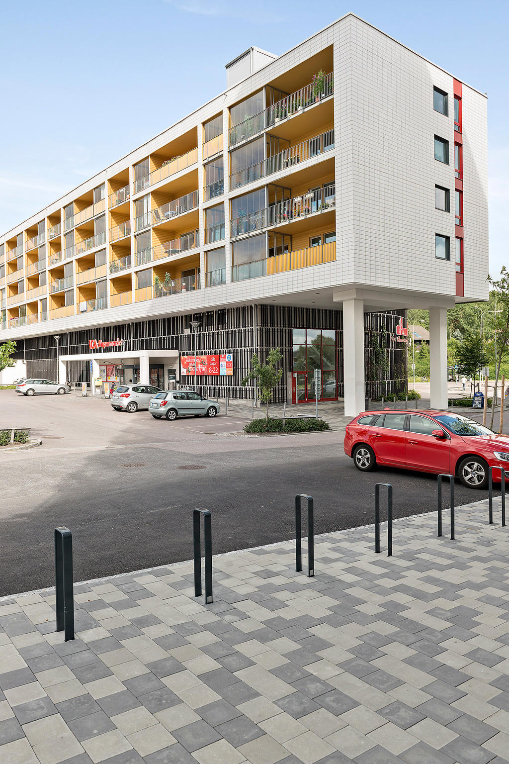 Vallhamra torg i direkt närhet, med bl a mataffär, vårdcentral, apotek, café, frisör, blomaffär, pizzeria