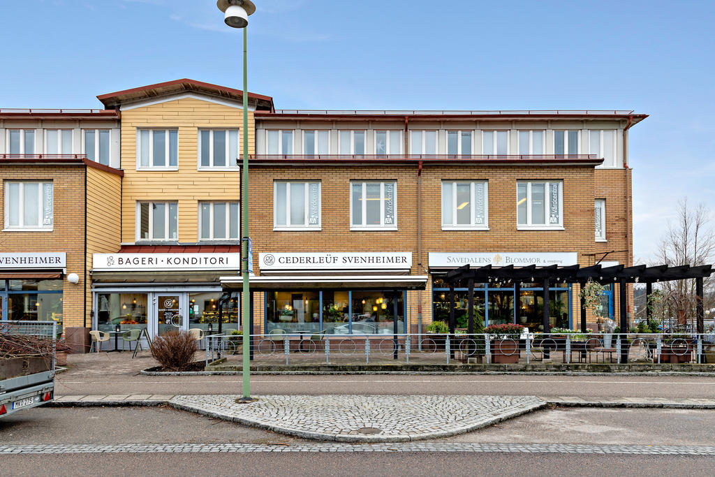 Sävedalens köpgata, också här stort utbud av både mat och affärer. 