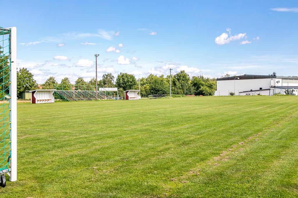 Fotbollsplan intill skolan