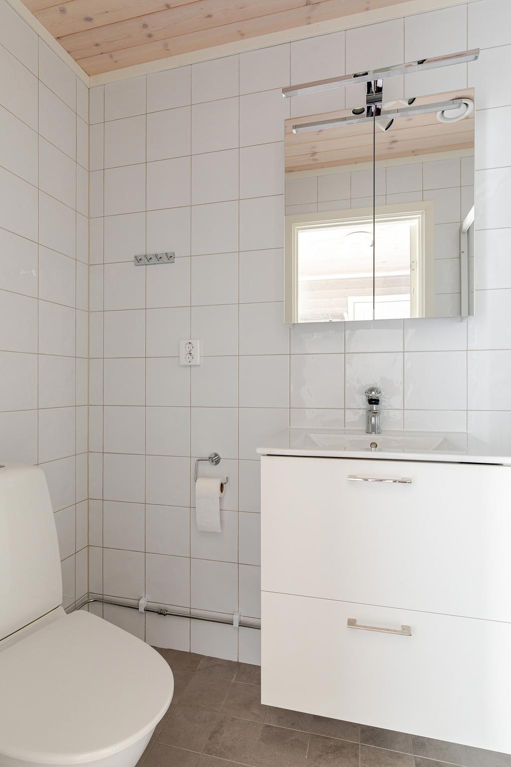 Mindre badrum med wc, kommod och dusch