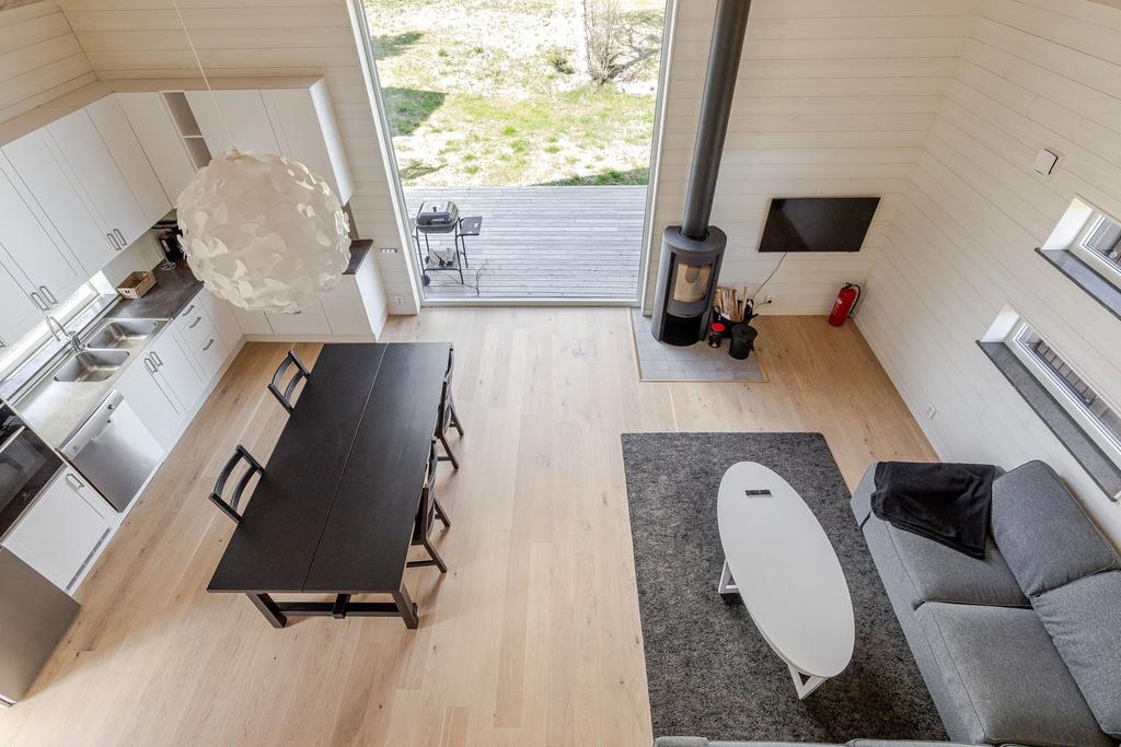 Loft med öppen planlösning och insyn över vardagsrummet