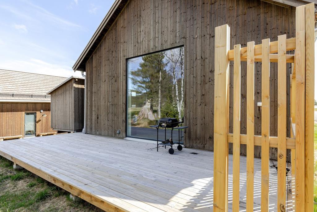 Samtliga stora hus har en generös altan