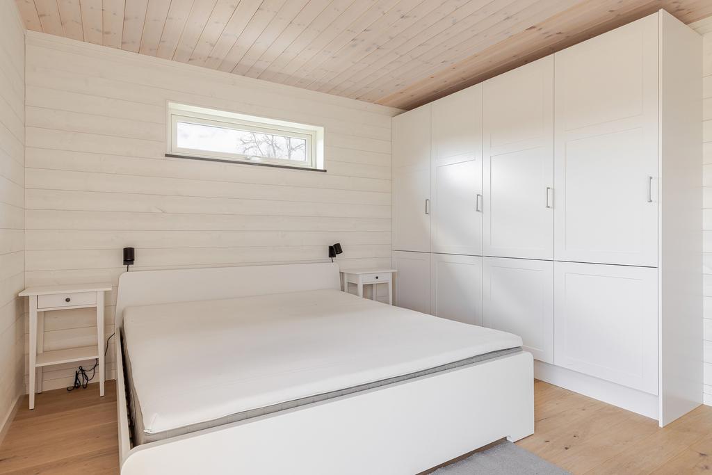Master bedroom med flera rymliga garderober