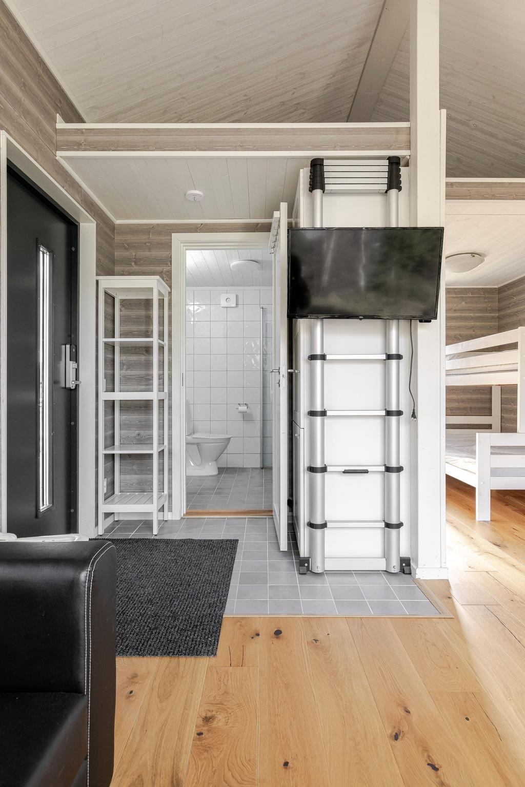 Platsbesparande stege med funktionell design till loftet