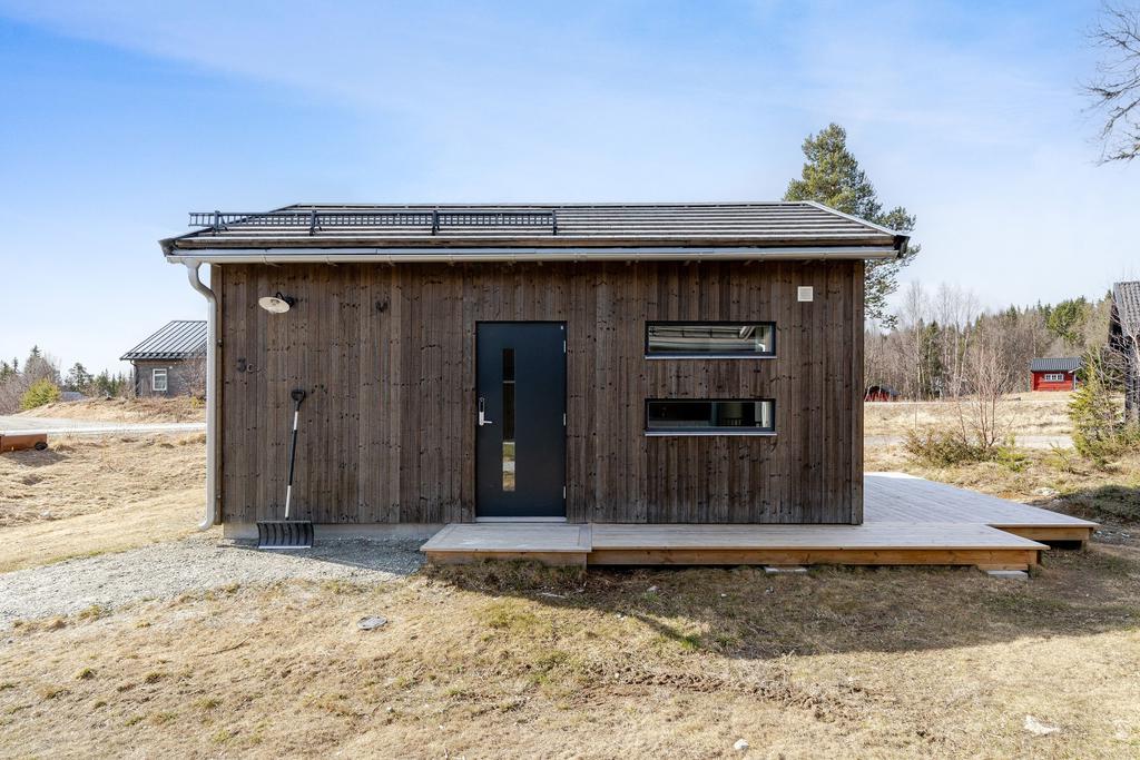Trallagd altan med uteplats i två väderstreck