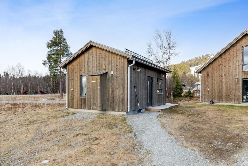 Attefallshus med praktiskt skidförråd på gaveln