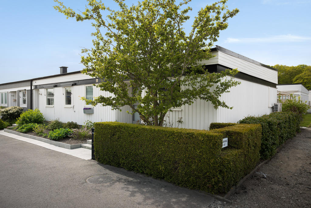 Trevligt hörnläge med närhet till bostadens garage