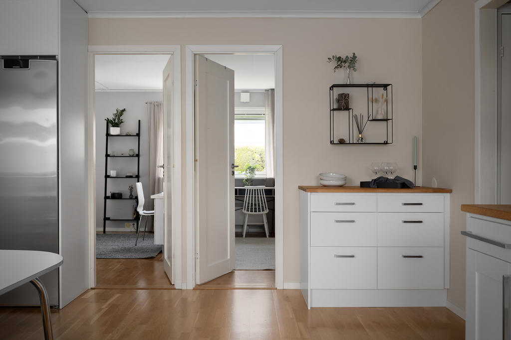 Från köket nås två av bostadens tre sovrum