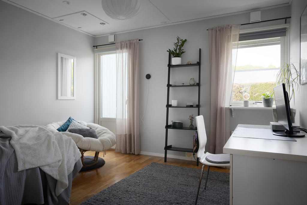 Bostadens andra sovrum har en utgång till trädgården 