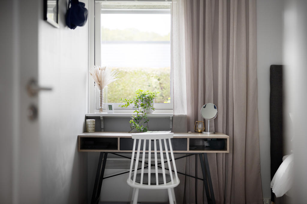 Blicka ut över en mysiga trädgården