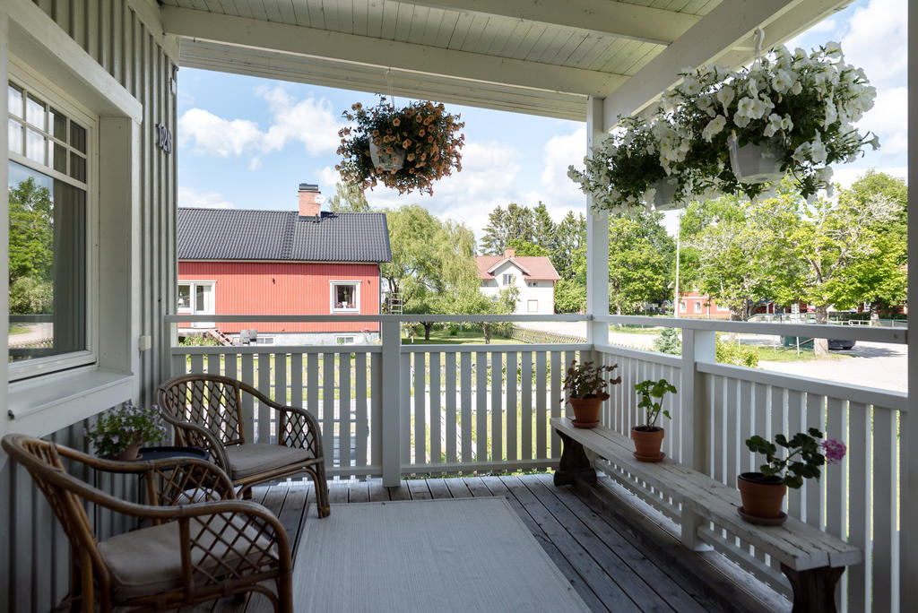 Veranda.