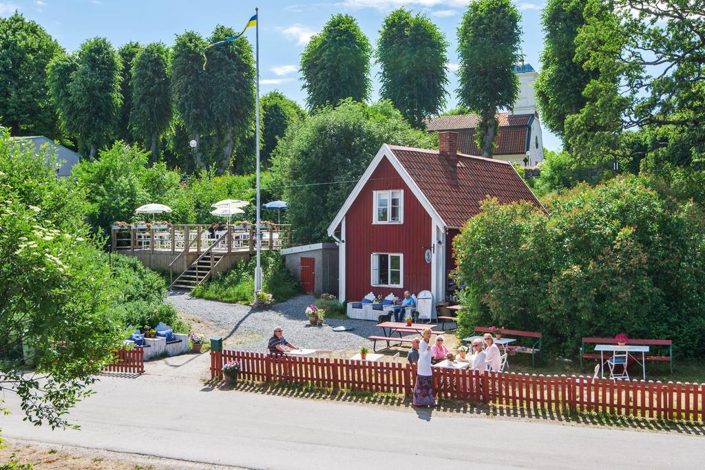 Mysiga Kaptensgården med café intill Kyrkviken