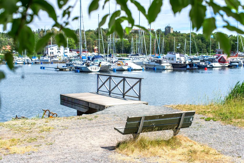 Glittrande Kyrkviken med småbåtshamn på bekvämt gångavstånd från lägenheten