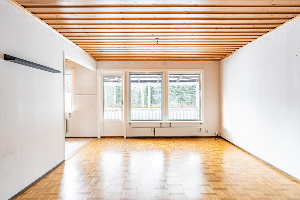 Rymligt vardagsrum med härligt ljusinsläpp från fönstren 