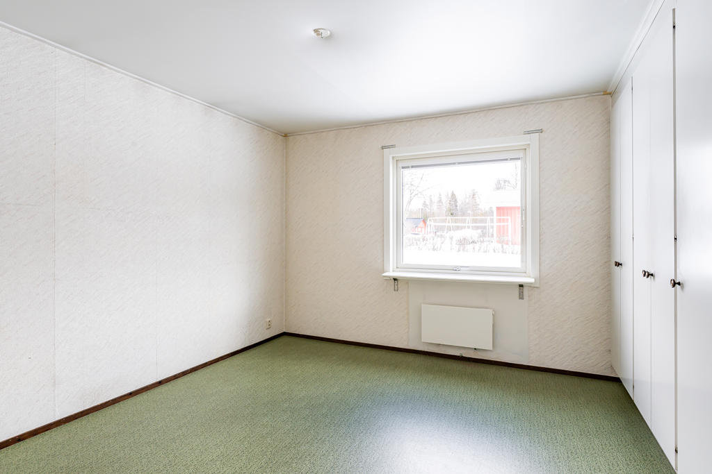 Sovrum  med igång från vardagsrummet.  