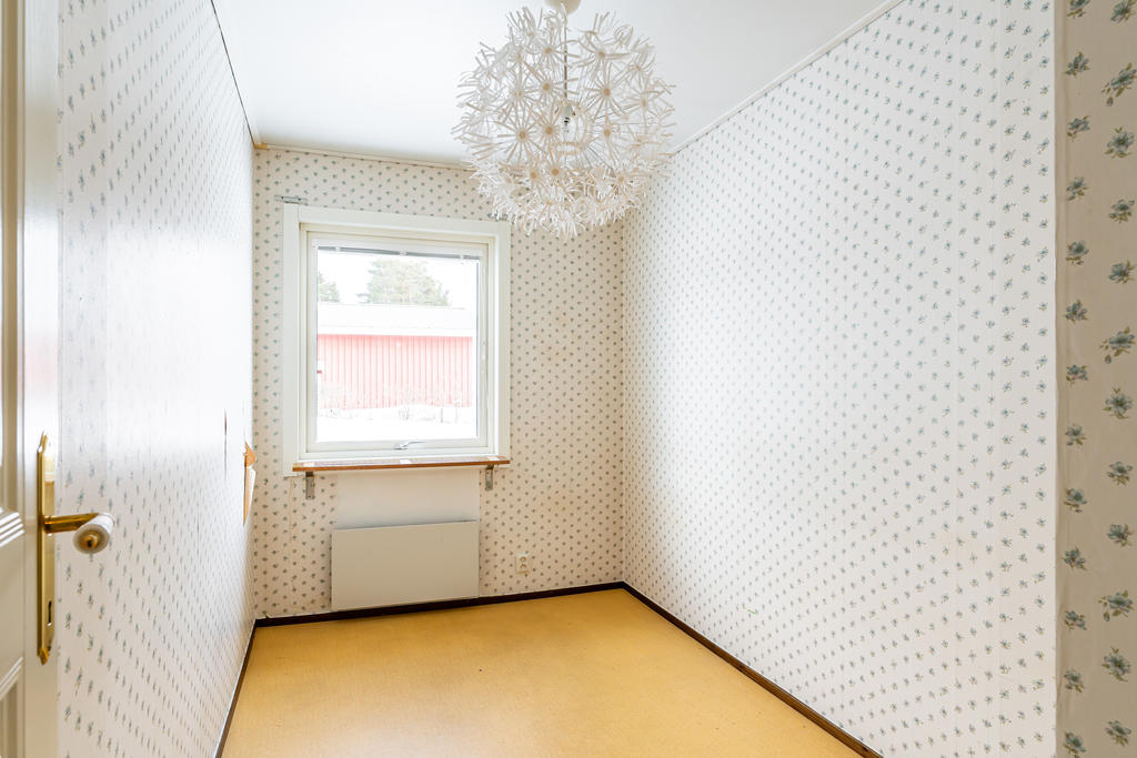 Sovrum med ingång vid hallen 