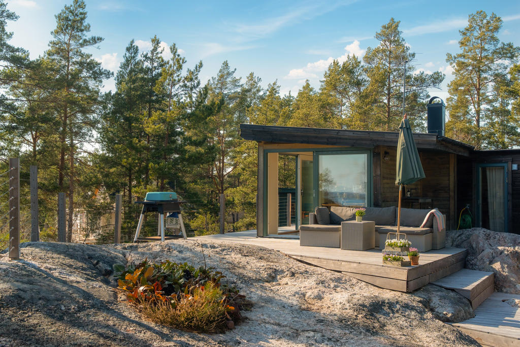 Huset är placerat i ett med naturens förutsättningar.