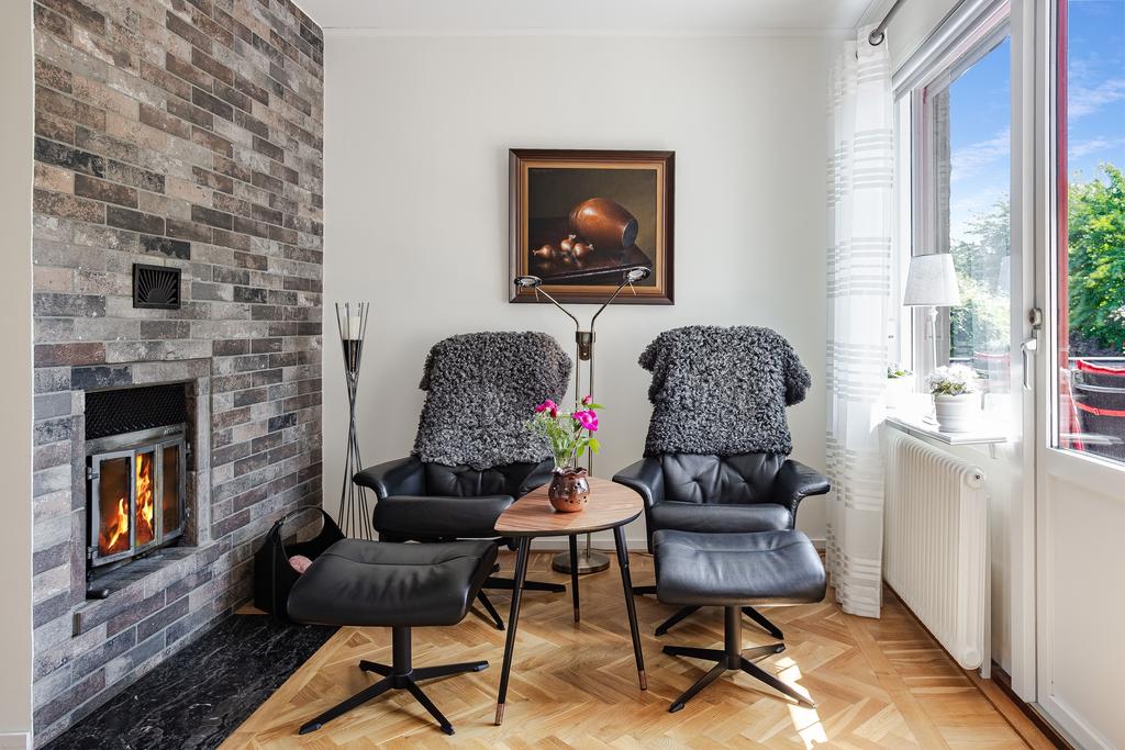 Avkopplingsplats precis bredvid den inbjudande brasan.
