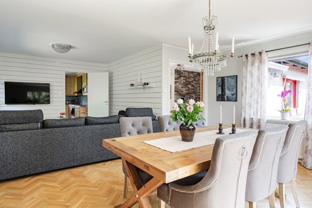 Vardagsrummet går i vinkel vilket ger plats åt både soffa och matbord.