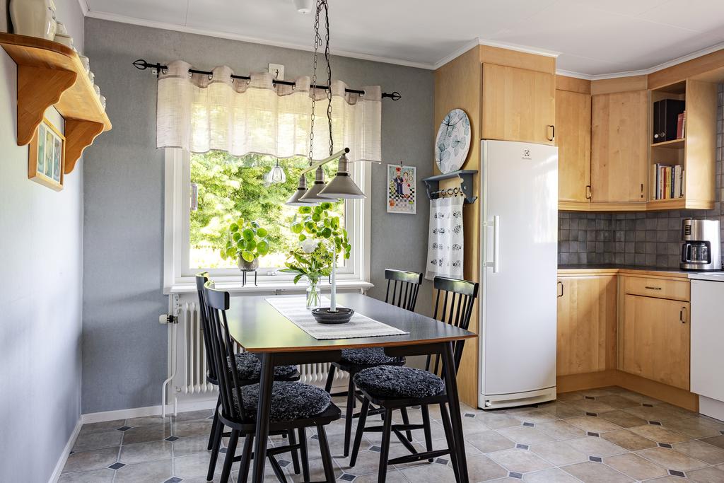 Köket har plats för ett matbord för fyra framför fönstret.