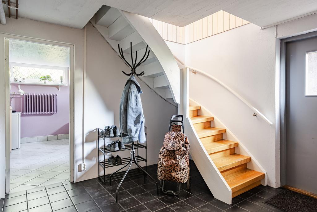 Groventrén i källaren.