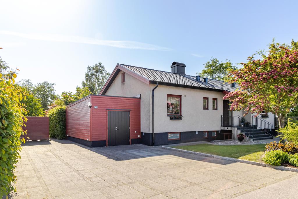 Tillbyggnaden vid huset används som förråd och arbetsrum.